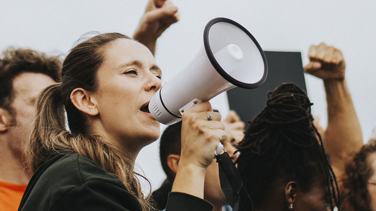 Frau mit Megaphon