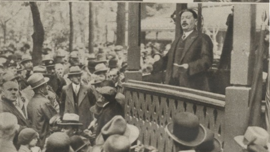 Der Vorsitzende des Vereins der kaufmännischen Angestellten, Karl Pick, bei einer Ansprache am 1. Mai 1930 