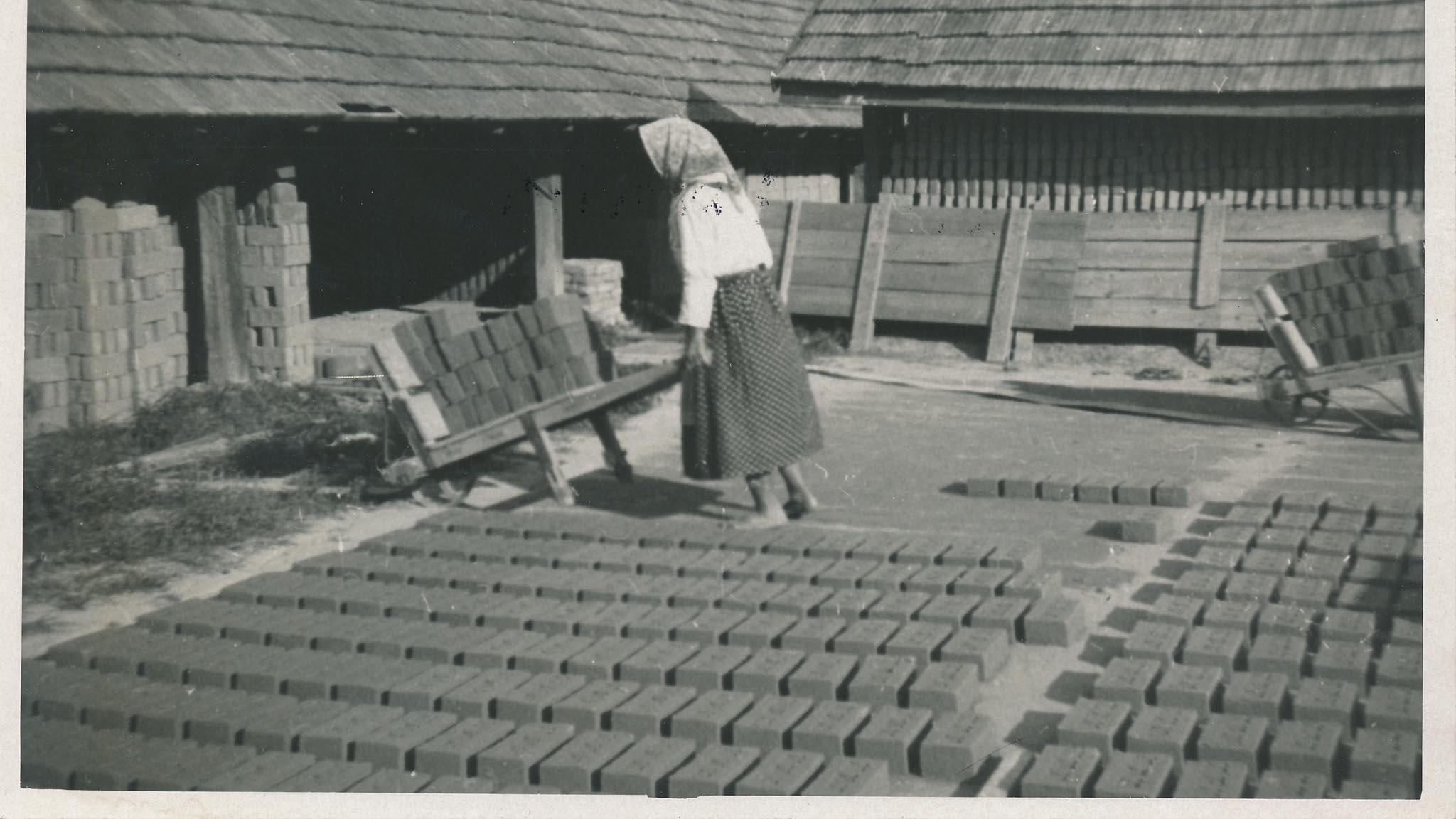 Ziegelarbeiterin (1910)